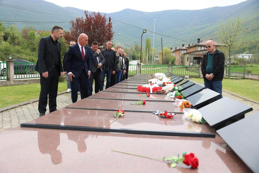 Haradinaj nderon dëshmorët e Hasit dhe kujton masakrat e luftës në Kosovë