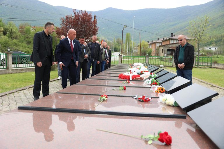 Haradinaj nderon dëshmorët e Hasit dhe kujton masakrat e luftës në Kosovë