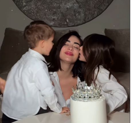 Xhensila: “Mbijetova një jetë brenda një viti” 🎂✨
