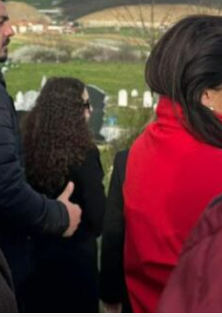 Vjosa Osmani dhe figura të tjera politike në varrimin e babait të Albulena Haxhiut në Lupç