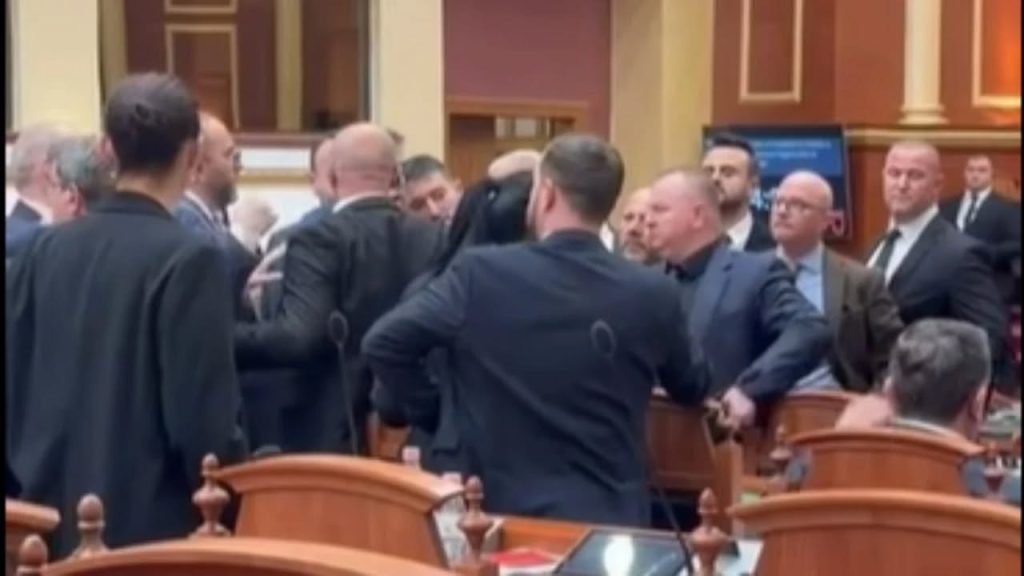 Tensione në Kuvendin e Shqipërisë, Flamur Noka godet me shishe Taulant Ballën
