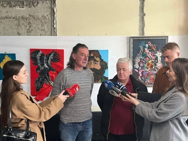 Ekspozitë “Artistët në hap me luftëtarët” kundër gjykimeve në Hagë