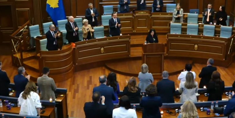 Vasfije Krasniqi emocionon Kuvendin, deputetët ngrihen në këmbë
