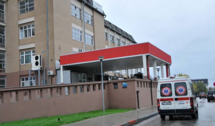 Dy persona plagosen me armë zjarri në Veternik, dërgohen në QKUK