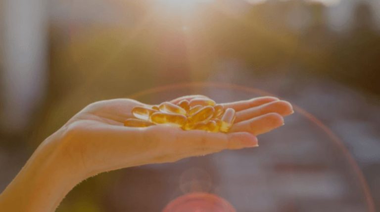 Vitamina D: A ndikon marrja në mbrëmje tek gjumi?