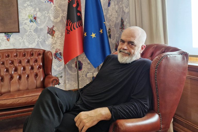 Edi Rama uron Pashkët: Një festë që bashkon shqiptarët