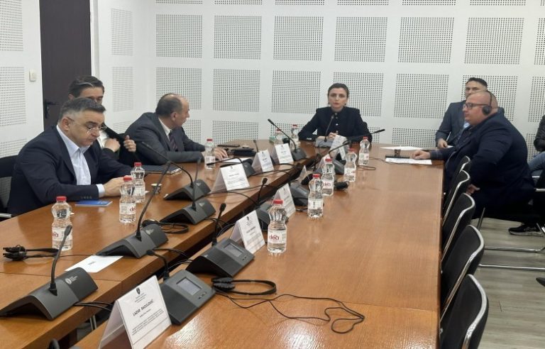 Mbledhja për energjinë dështon, opozita akuza për bllokim nga pushteti