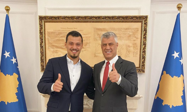 Endrit Thaçi shpërndan mesazhin “Çlirimtarët, sillni ata në shtëpi”