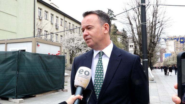 Prokuroria hedh poshtë kallëzimin ndaj Pecit, ai paralajmëron padi
