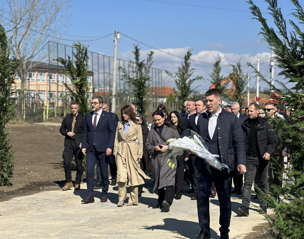 Haxhiu bën homazhe në Rezallë: Krimet nuk do të harrohen
