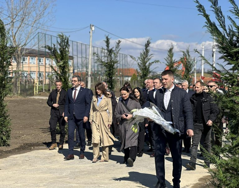 Haxhiu bën homazhe në Rezallë: Krimet nuk do të harrohen