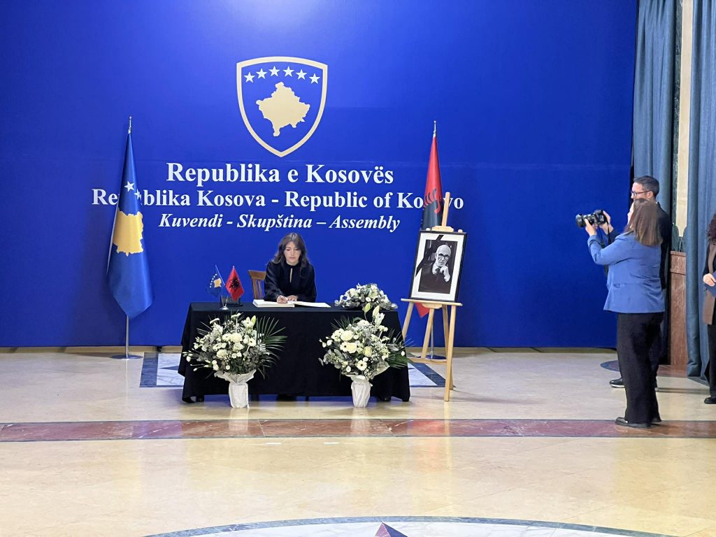 Nisën homazhet për akademik Rexhep Qosjen
