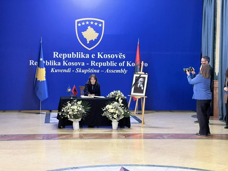 Nisën homazhet për akademik Rexhep Qosjen