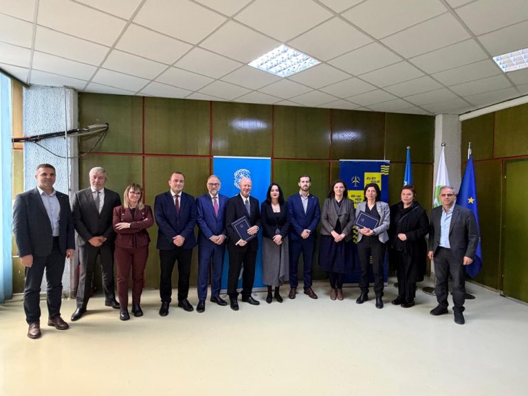 Nënshkruhet kontrata për ndërtimin e impianteve të trajtimit të ujërave në “Kosova B”