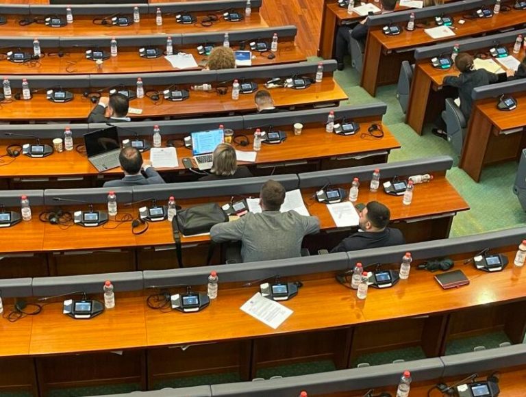 Kërçeli ironizon Arian Tahiri dhe deputetët e opozitës në Kuvend