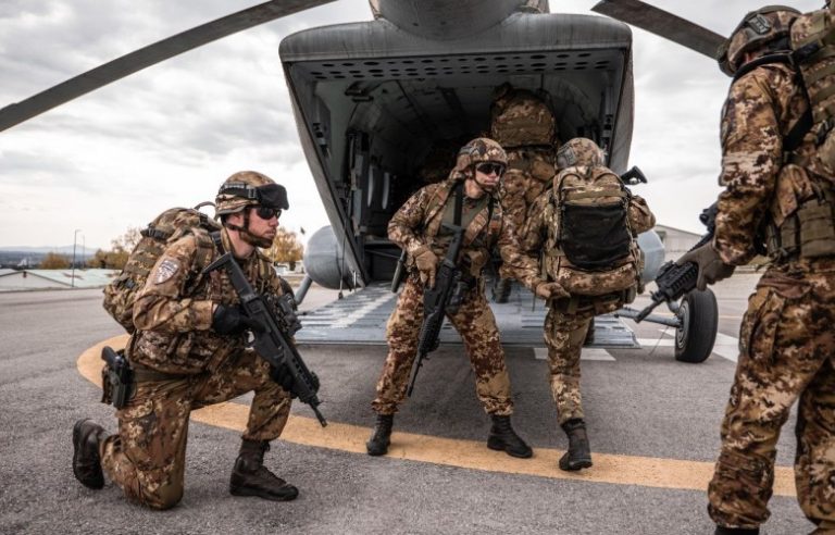 KFOR zhvillon stërvitje me helikopterë në Pejë për rritjen e gatishmërisë