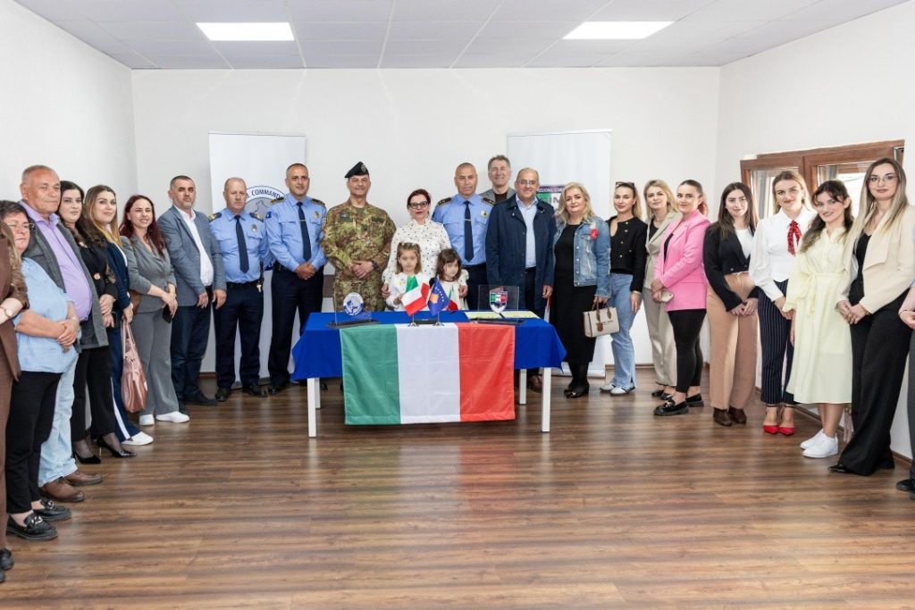 KFOR dhuron mobilje për Komunën e Junikut dhe shoqatën “Hareja”