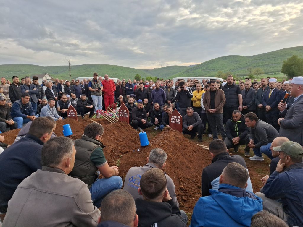Përcillen për në banesën e fundit tre anëtarët e familjes Berisha