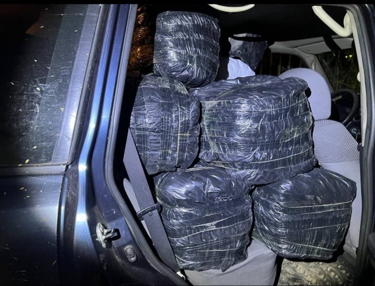 Policia ndalon automjet me mallra të kontrabanduara në Banjskë