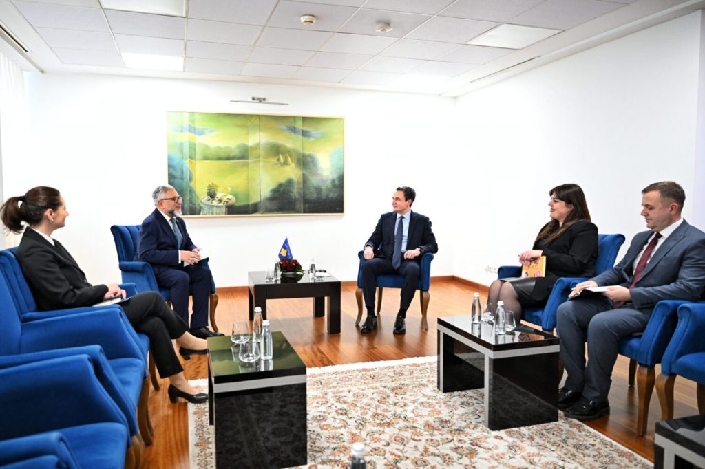 Kurti takon shefin e EULEX-it, kërkohen reforma në drejtësi