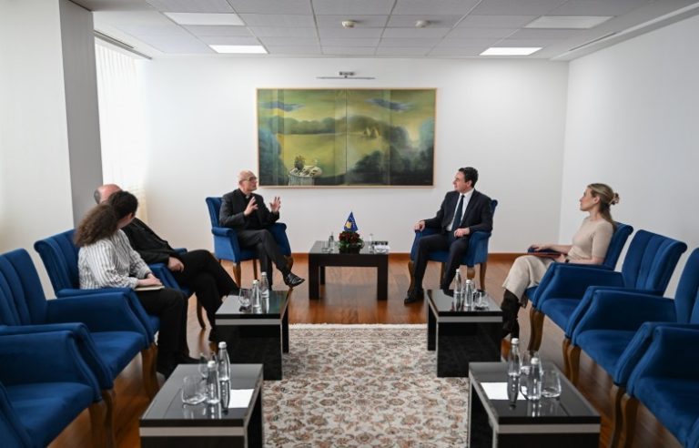 Kurti takon drejtuesin e Renovabis, diskutohet mbështetja për komunitetet dhe integrimi evropian
