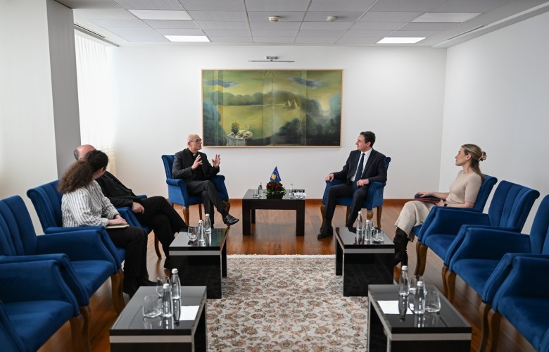 Kurti takon drejtuesin e Renovabis, diskutohet mbështetja për komunitetet dhe integrimi evropian