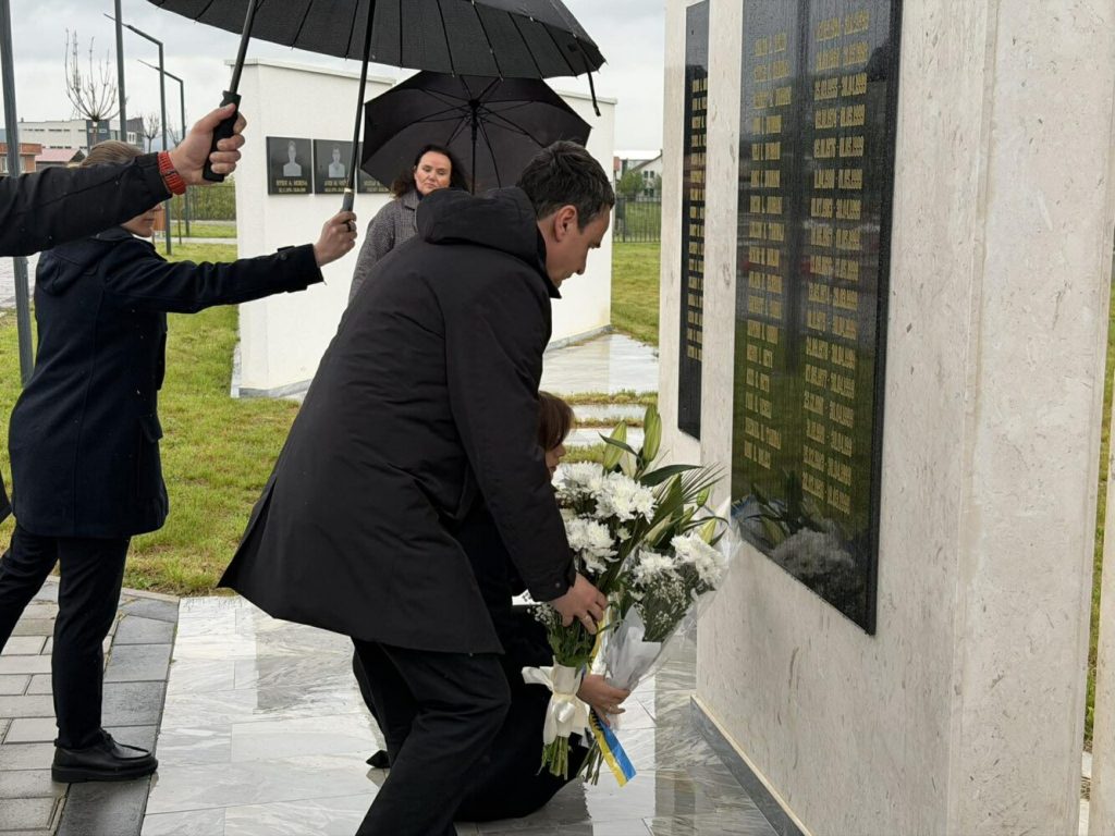 Haxhiu dhe Kurti bëjnë homazhe në Gllobar të Drenasit