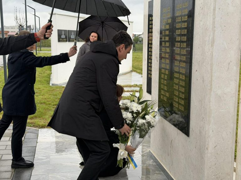 Haxhiu dhe Kurti bëjnë homazhe në Gllobar të Drenasit