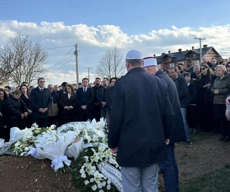 Kurti dhe zyrtarë të lartë marrin pjesë në varrimin e babait të Albulena Haxhiut