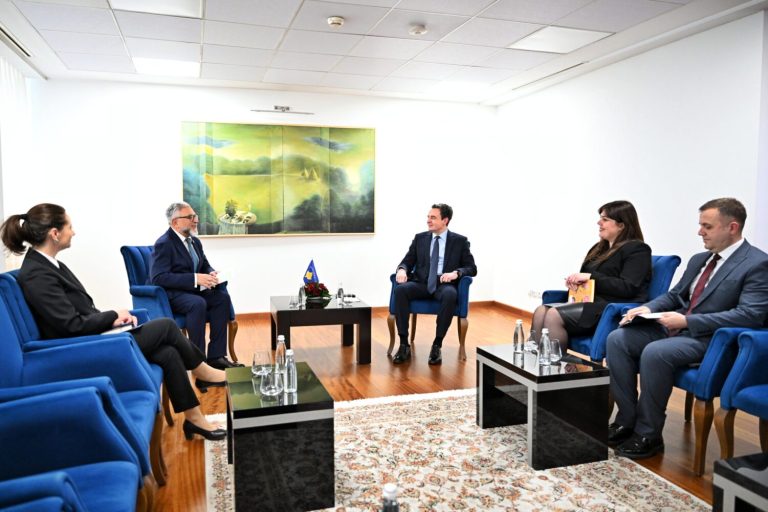 Kurti takon shefin e EULEX-it, kërkohen reforma në drejtësi