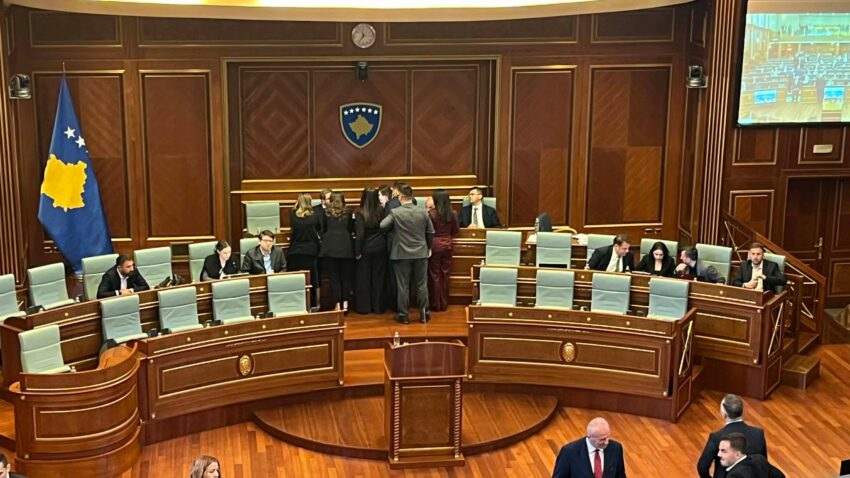 Përçarje në Kuvend për renditjen e rezolutës së PDK-së për luftën