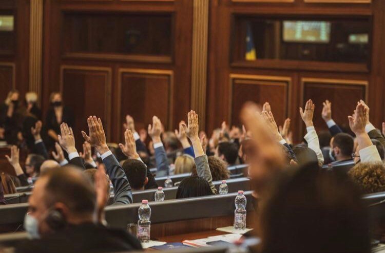 Kuvendi miraton në parim projektligjin për çmimet tavan, opozita kundërshton