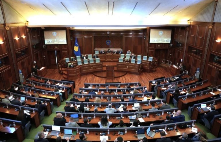 Kuvendi mban sot dy seanca, përkujtim për Eliot Engel