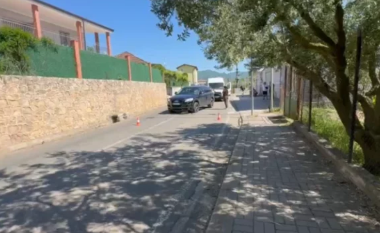 Lezhë: Dy të vrarë në atentat me armë, makina qëllohet me mbi 30 plumba