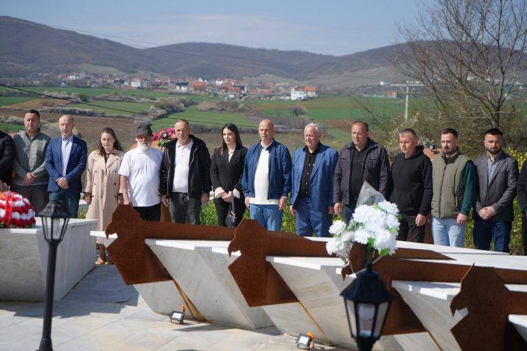Lladrovci nderon dëshmorët në Drenas: “Lavdi e përjetshme për UÇK-në dhe martirët e kombit”