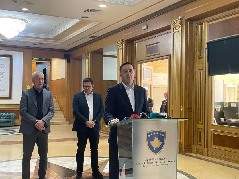 Abdixhiku: Në listën për president mund të jetë edhe Vjosa Osmani