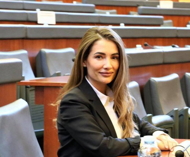 Musliu-Shoshi reagon ndaj Konjufcës, rikujton gazin lotsjellës në Kuvend