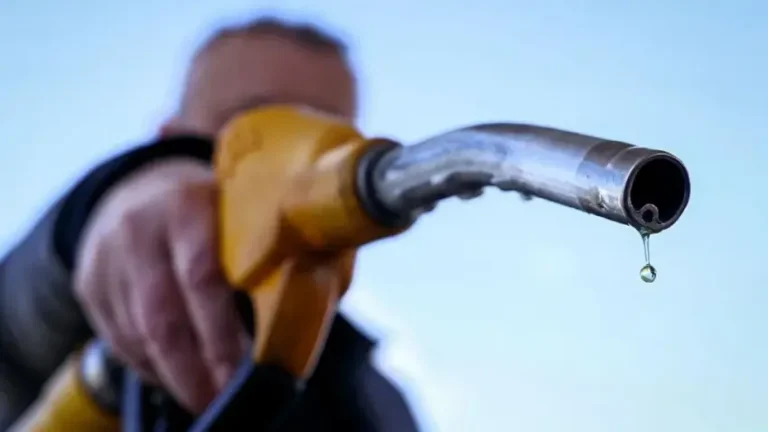 Bie çmimi i derivateve në Kosovë: Nafta zbret në 1.75€, benzina 1.43€