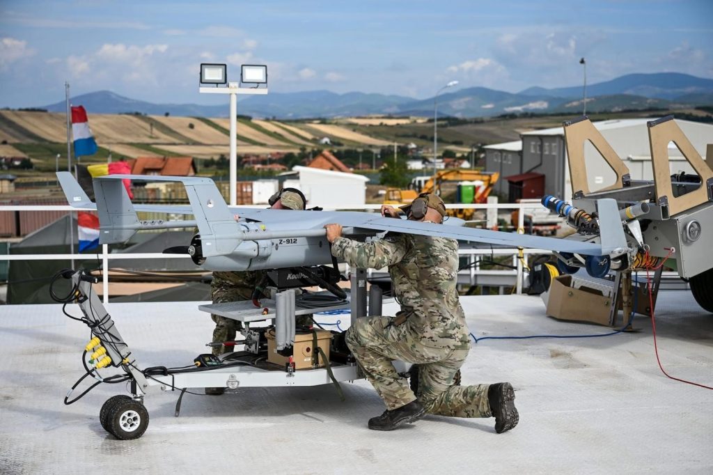 Ushtarët e Beneluksit përfundojnë vendosjen njëvjeçare në KFOR, përdorin dron për mbikëqyrje
