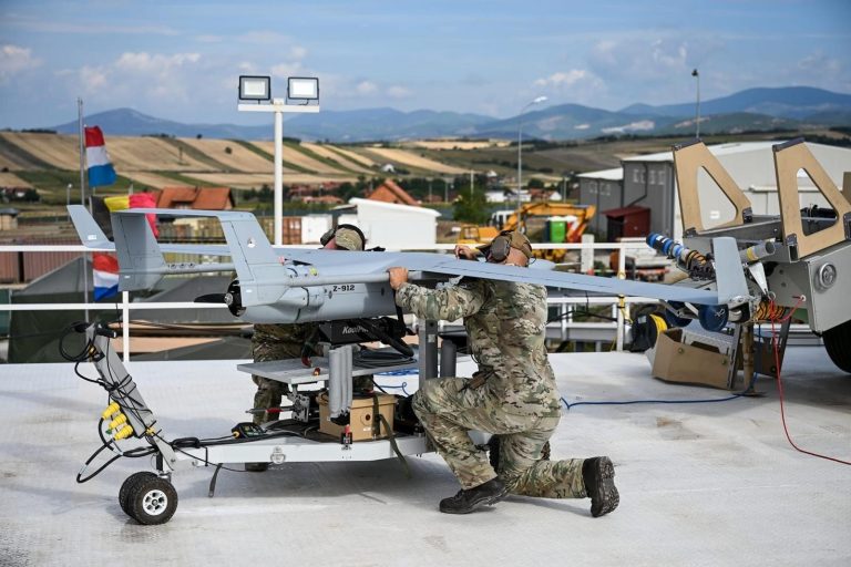 Ushtarët e Beneluksit përfundojnë vendosjen njëvjeçare në KFOR, përdorin dron për mbikëqyrje
