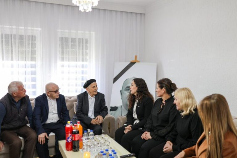 Osmani viziton familjen e Afrim Bunjakut pas vendimit për rastin “Banjska”