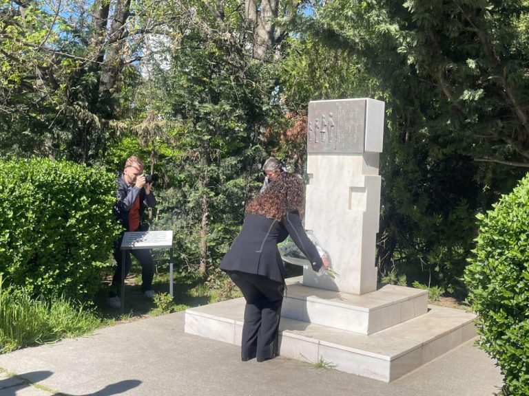 Osmani bën homazhe te Monumenti i Personave të Zhdukur