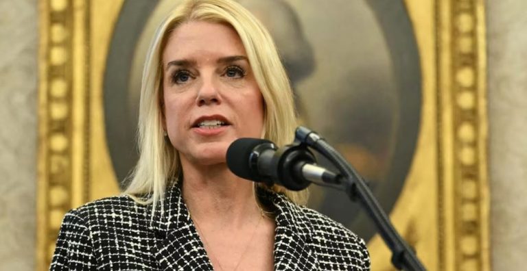 Trump shkarkon Prokuroren e Përgjithshme Pam Bondi
