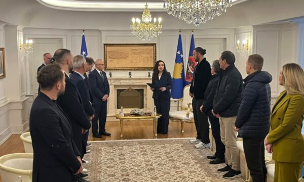 Presidentja Osmani dekoron futbollistët e Kombëtares së Kosovës për kontributin e tyre