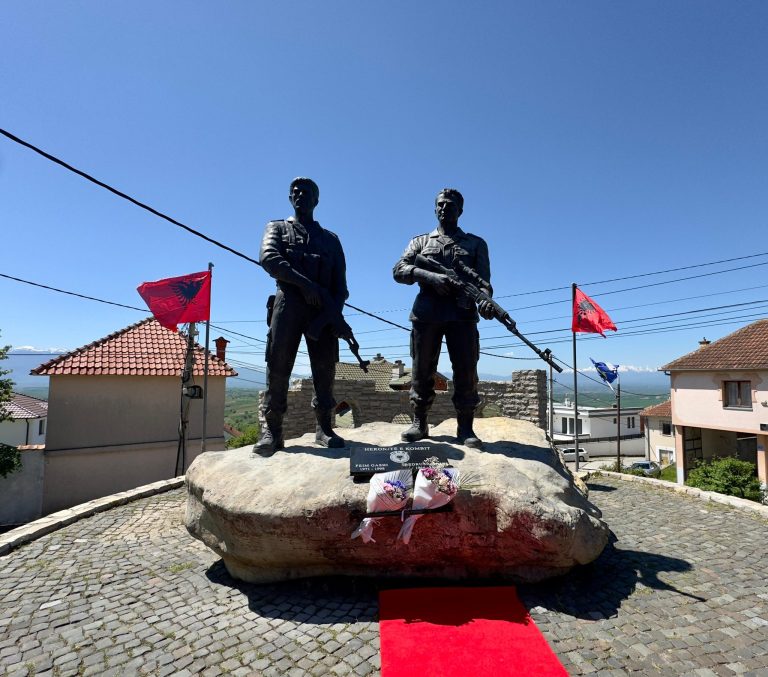 Rahovec: Përkujtohet 28-vjetori i daljes së parë publike të UÇK-së në Drenoc