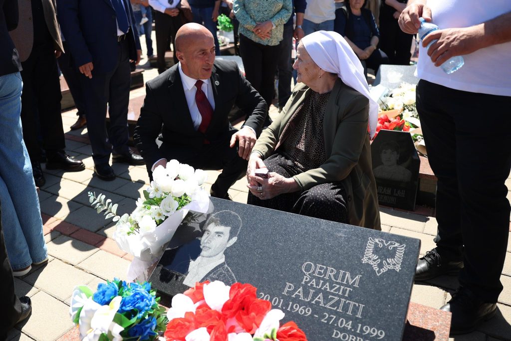 Haradinaj në Mejë: Kujtohen viktimat dhe dëshmorët e luftës