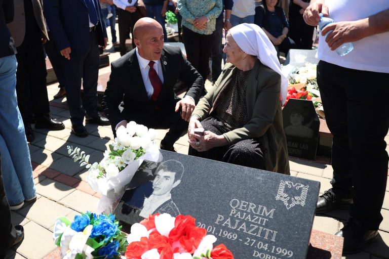 Haradinaj në Mejë: Kujtohen viktimat dhe dëshmorët e luftës