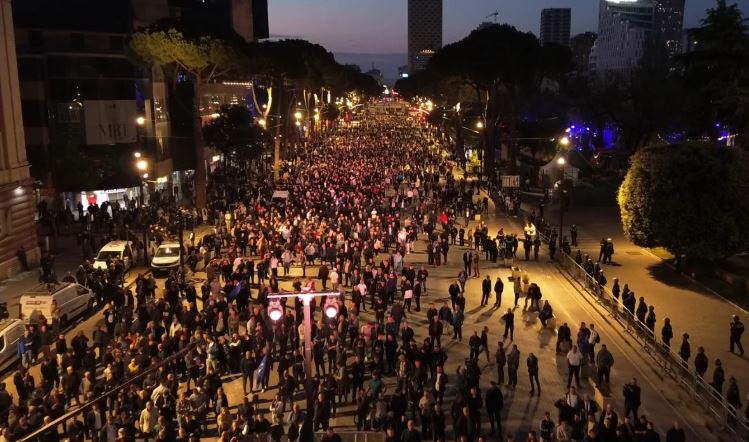 Partia Demokratike e Shqipërisë nis protestën para Kryeministrisë