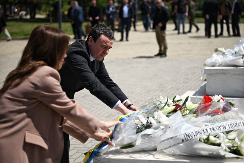 Kurti dhe Haxhiu bëjnë homazhe te varri i Agron Rrahmanit