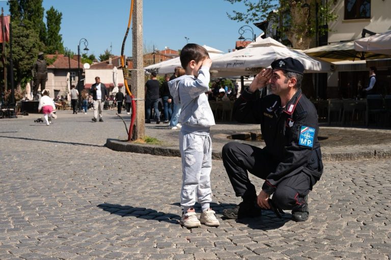 KFOR patrullon në Prizren për siguri dhe liri lëvizjeje
